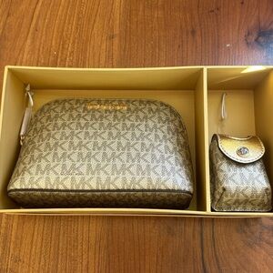 Gold Michael Kors gift set in gift box
Pouch and accessory holder key ring